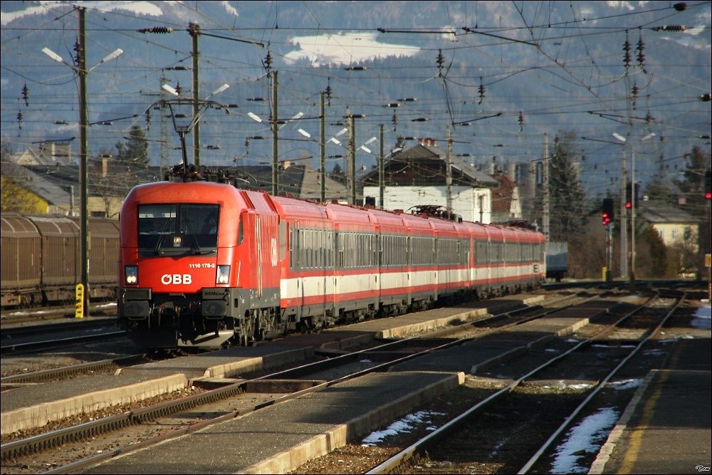 1116 178 zieht den Entlastungszug IC 15533, bestehend aus 4010 016 + 009 von Wien nach Villach. 
Zeltweg 24.12.2008