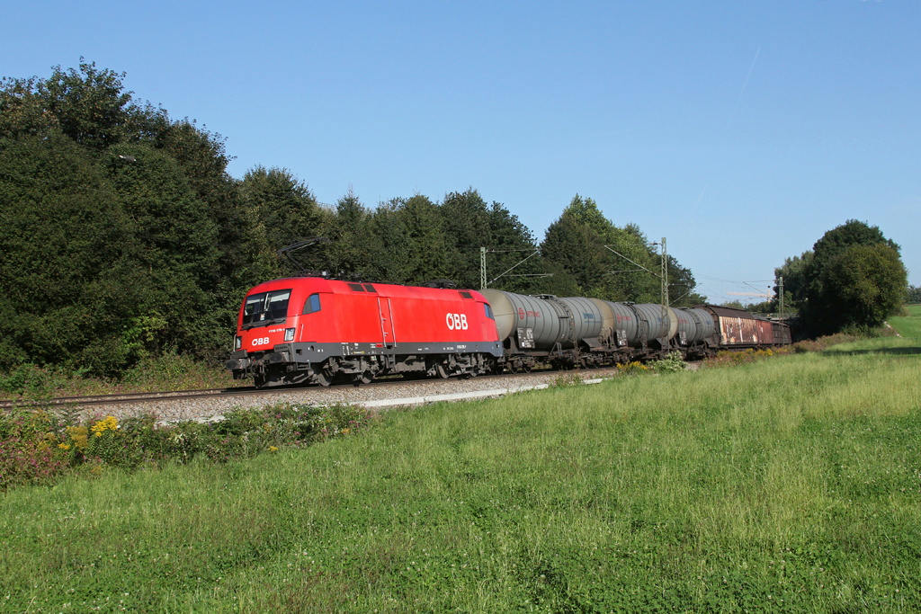 1116 179 mit einem gemischten Gterzug am 03.09.2011 bei Ostermnchen.