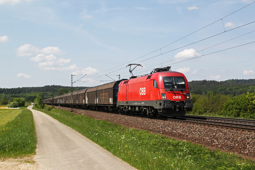 1116 179 mit einem G�terzug am 19.05.2012 bei P�lling.