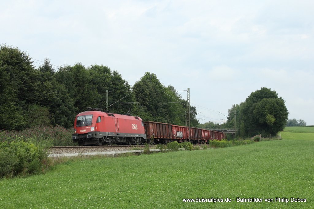 1116 180 (BB) fhrt am 4. August 2012 um 10:29 Uhr mit einem Gterzug durch Ostermnchen