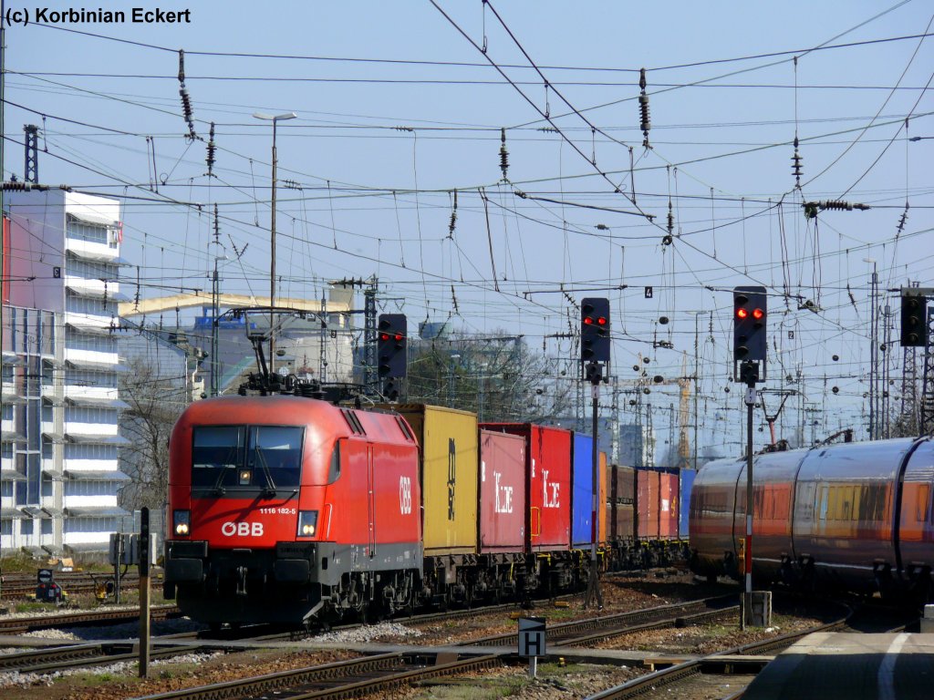 1116 182-5 mit einem Containerzug aus richtung sterreich kurz vor Regensburg Hbf, 8.4.2010