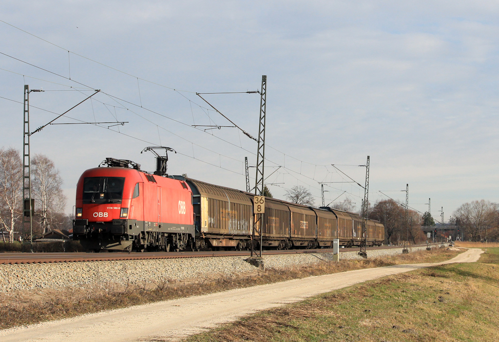 1116 182-5 mit einem kurzen Gterzug bei bersee, aufgenommen am 1. Januar 2013.