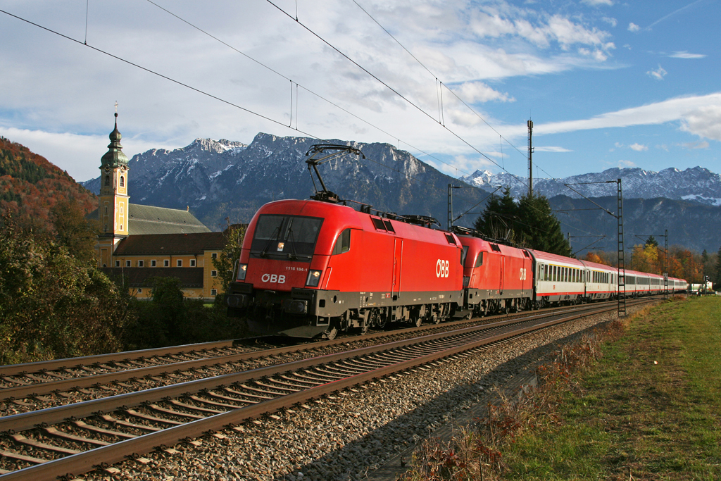 1116 184 und eine Schwesterlok mit OEC 565 am 31.10.2010 bei Niederaudorf.