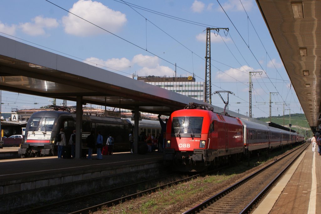 1116 185-8 mit dem IC 2082  Knigssee  neben ES 64 U2-001 mit einem IC in Wrzburg Hbf am 31.07.2010