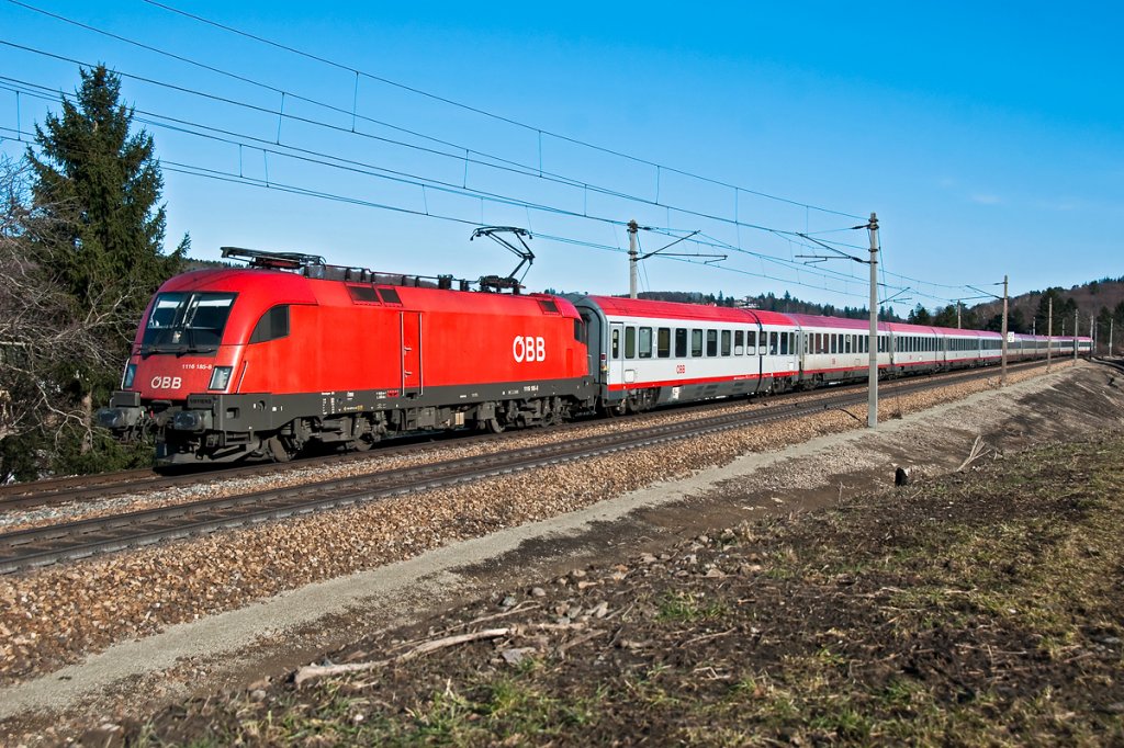 1116 185 ist mit OIC 866 Richtung Westen unterwegs. Die Aufnahme des Standardverkehrs an der Westbahn entstand am 06.02.2011.