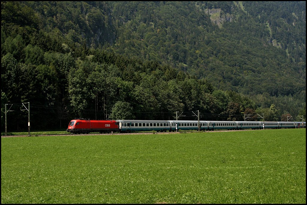 1116 187 schleppt den EC 87  TIEPOLO , Mnchen Hbf - Venezia Santa Lucia, bei Niederaudorf zum Brenner. (06.08.2009)