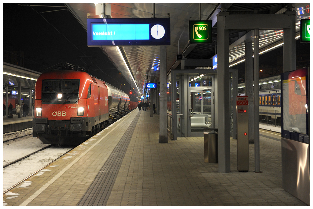 1116 188 mit einem Gterzug am 8.12.2010 bei der Durchfahrt in Wien Meidling.