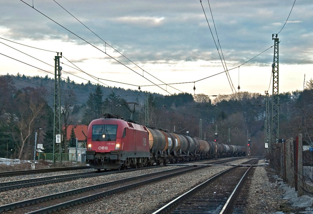 1116 188 mit einem der wenigen G�terz�ge an diesem 22.02.2010 nachmittags Richtung Westen. Die Aufnahme entstand um 16:55 kurz vor Tullnerbach-Pressbaum.