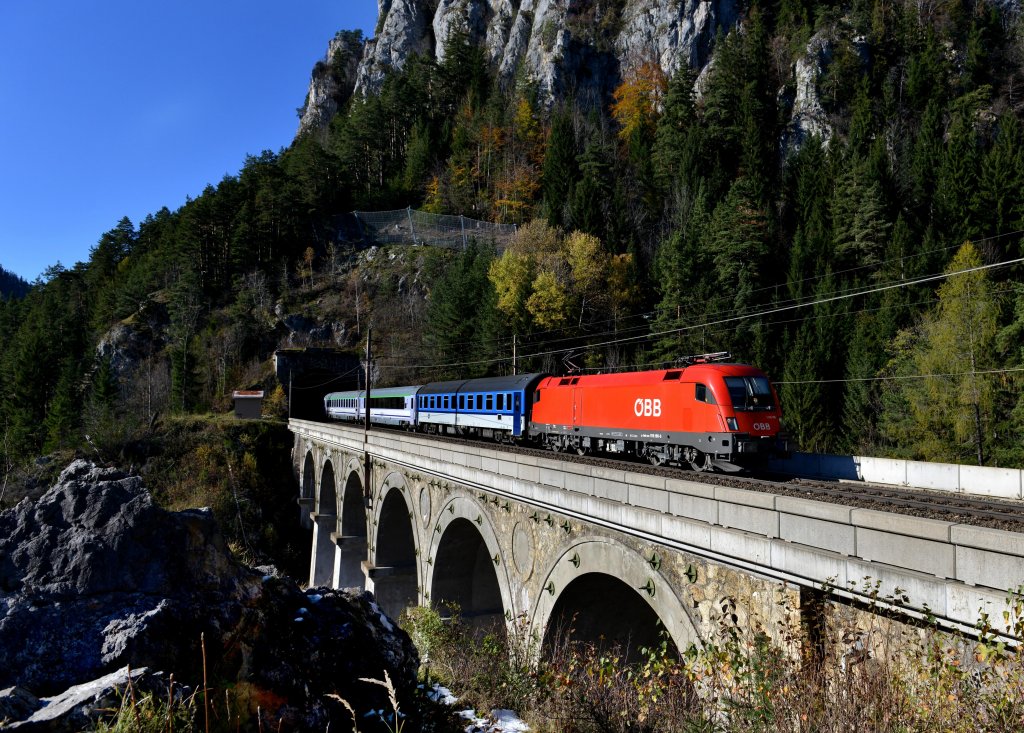 1116 190 mit EC 102  Polonia  von Villach nach Warschau am 31.10.2012 am Krausel-Klausen-Viadukt nahe Breitenstein. 
