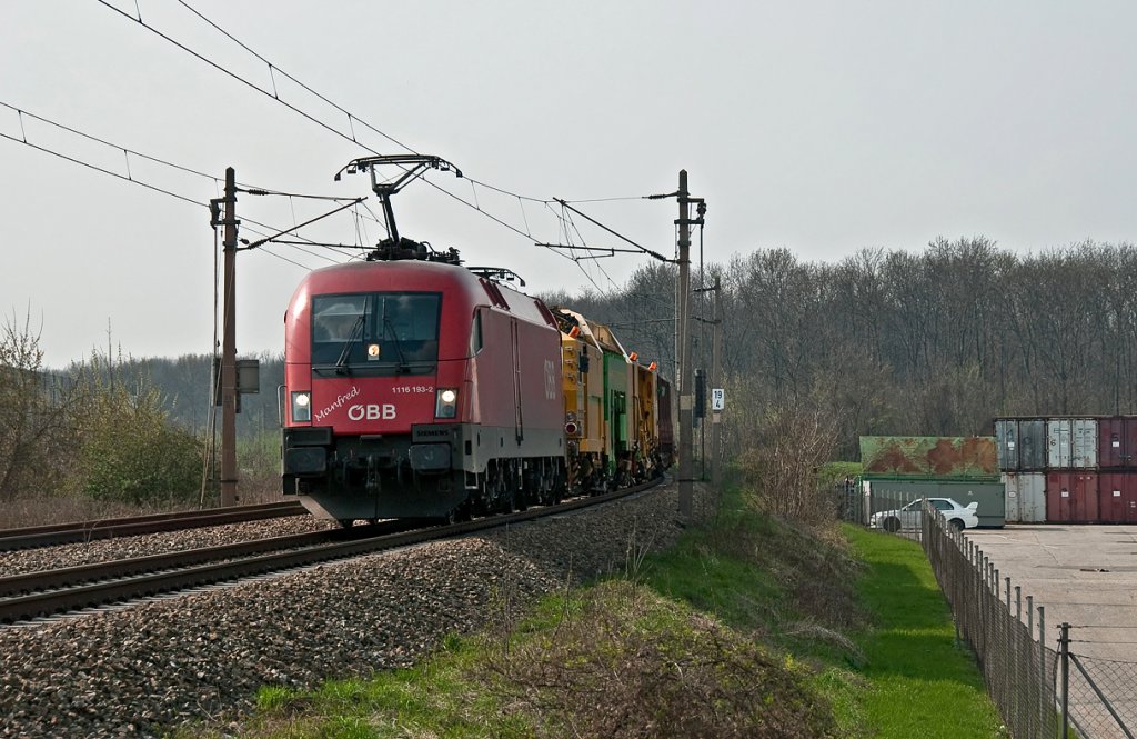 1116 193  Manfred  mit einem Gterzug auf der Nordewestbahn zwischen Spillern und Leobendorf-Burg-Kreuzenstein, am 16.04.2010 um 16:05.