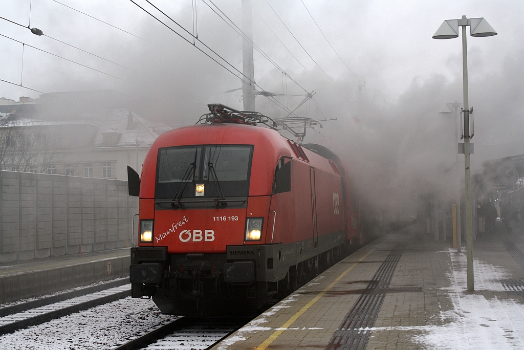 1116 193 wird am 31.Mrz 2013 im Bf. Liesing vom Dampf-Russgemisch der daneben stehenden 93.1420 umrandet.