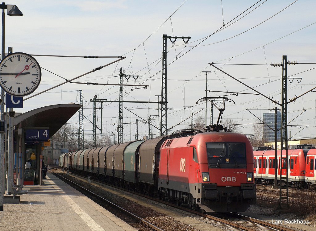 1116 194-0 zieht einen Schiebeplanenwagenzug aus MOR durch Trudering zum Brenner. Aufgenommen am 20.03.10 beim BB-Treffen in Mnchen.