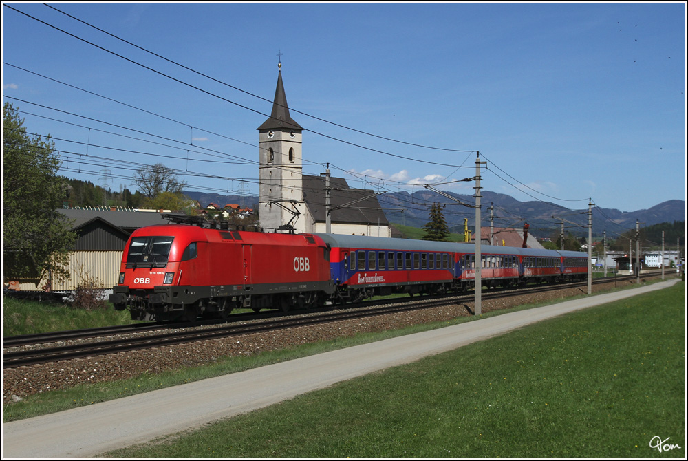1116 194 fhrt mit dem Bahn Touristik Express SD 14622 von Bleiburg ber Zeltweg nach Zell am See.
Kammern 27.4.2012 