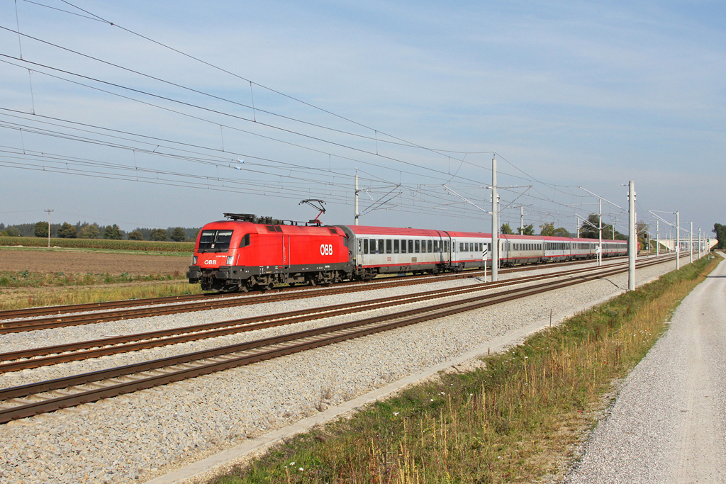 1116 198 mit EC 112 am 24.09.2011 bei Hattenhofen.