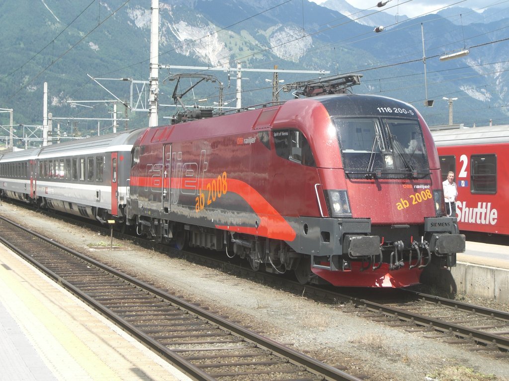 1116 200-5 vor einem EC in Innsbruck Hbf am 08.06.2007