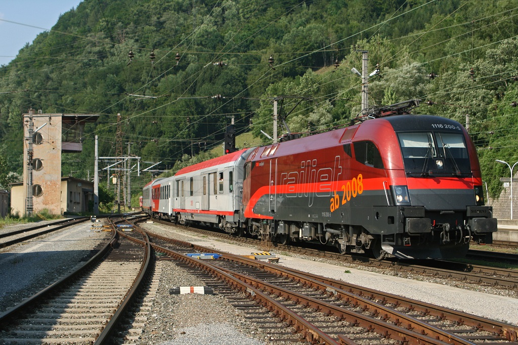 1116 200 mit Railjetversuchslackierung fhrt am 21.07.2007 mit IC539 in Bruck/Mur ein.