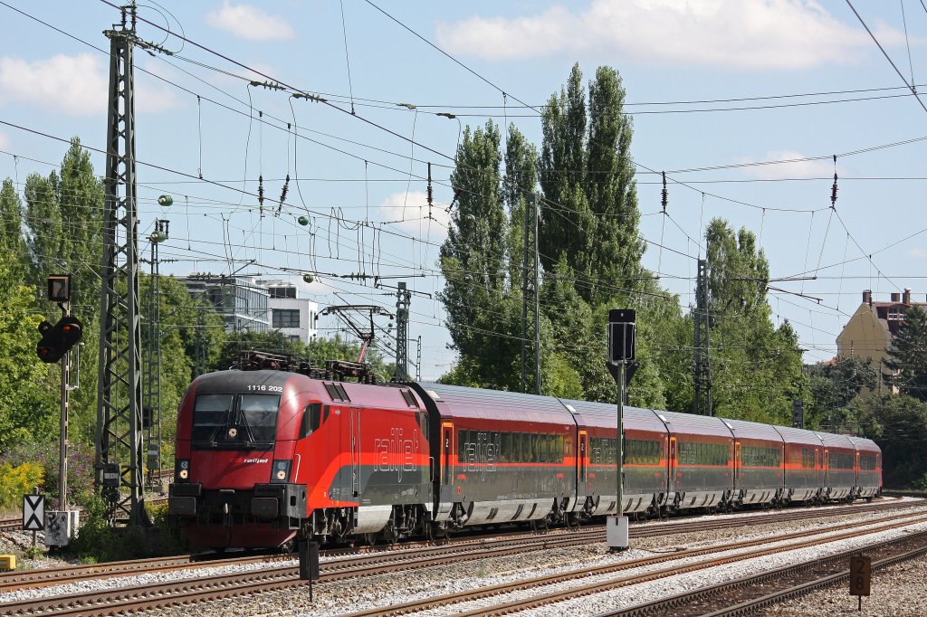 1116 202 am 17.8.12 mit einem RailJet in Mnchen-Heimeranplatz.