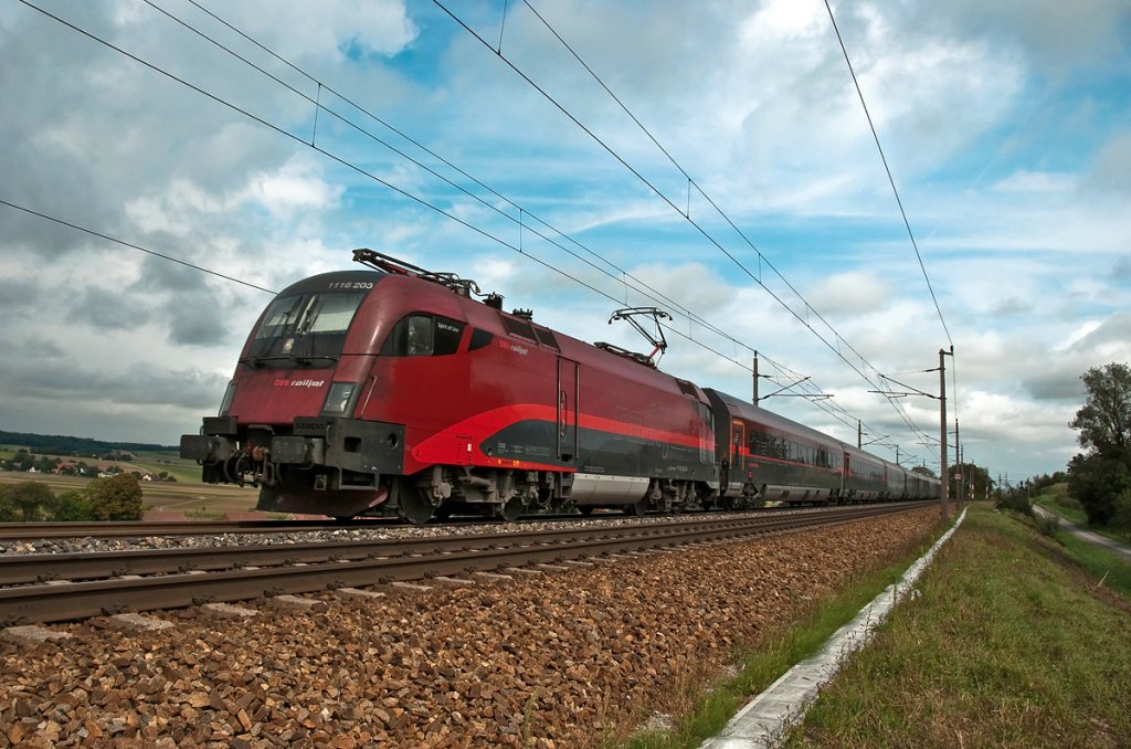 1116 203  Spirit of Linz  iat mit railjet 62 nach Salzburg Hbf. unterwegs. Neulengbach, am 13.09.2010.