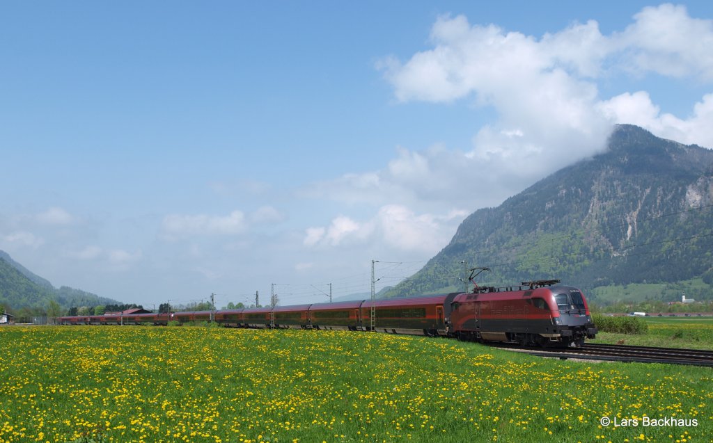 1116 204 hat am 03.05.13 einen Railjet Richtung Innsbruck im schlepp und passiert hier gerade Niederaudorf.
