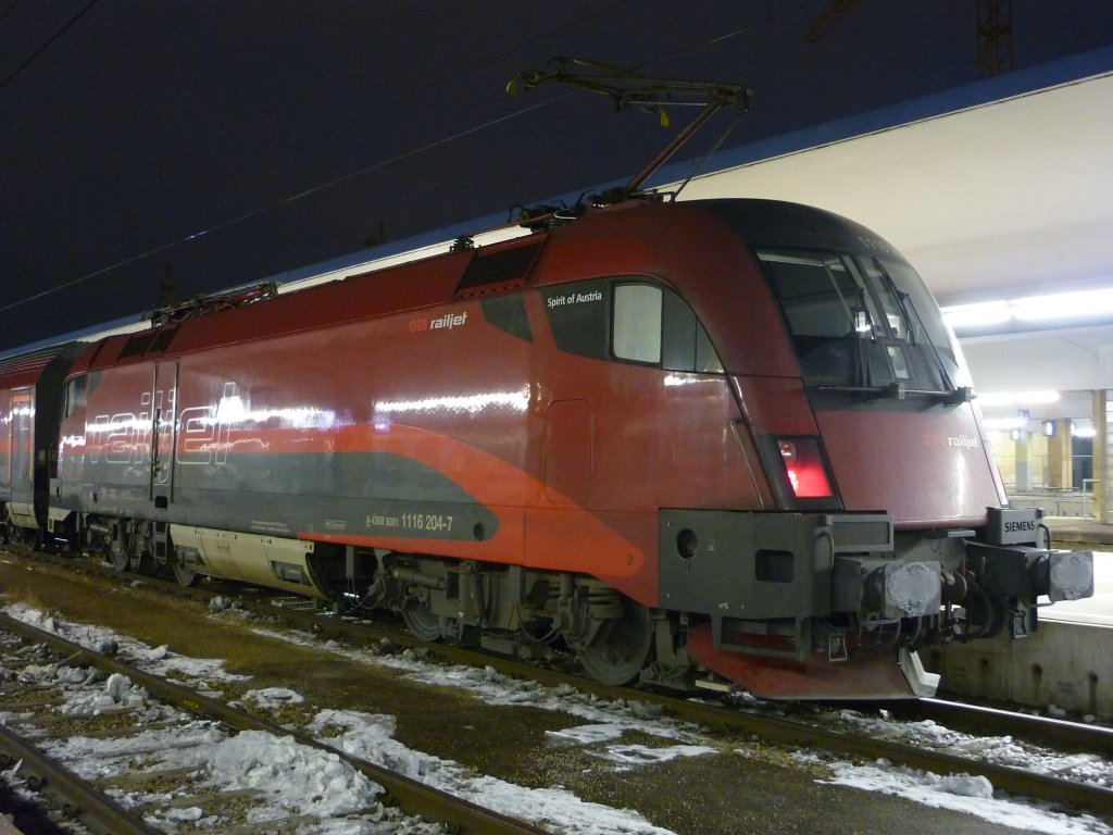 1116 204 mit RJ 67 aus Mnchen weiter in Richtung Budapest in Wien Westbahnhof am 31.01.2010