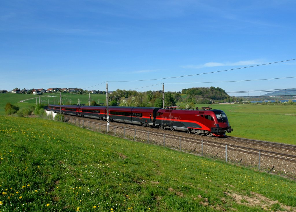 1116 205 mit einem Railjet am 25.04.2009 bei Seekirchen am Wallersee.