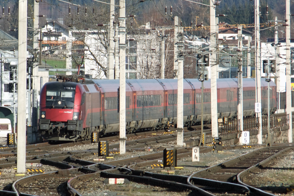 1116 205 Railjet bei der Einfahrt in Salzburg 16.1.2011