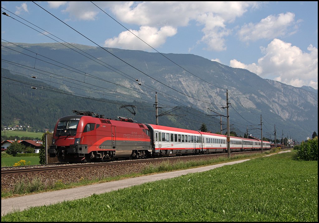 1116 206 (A-BB 9381 1116 206-2) bringt den OEC 662, Wien West – Feldkirch, unweit von Schwaz in Richtung Innsbruck. (07.08.2009)