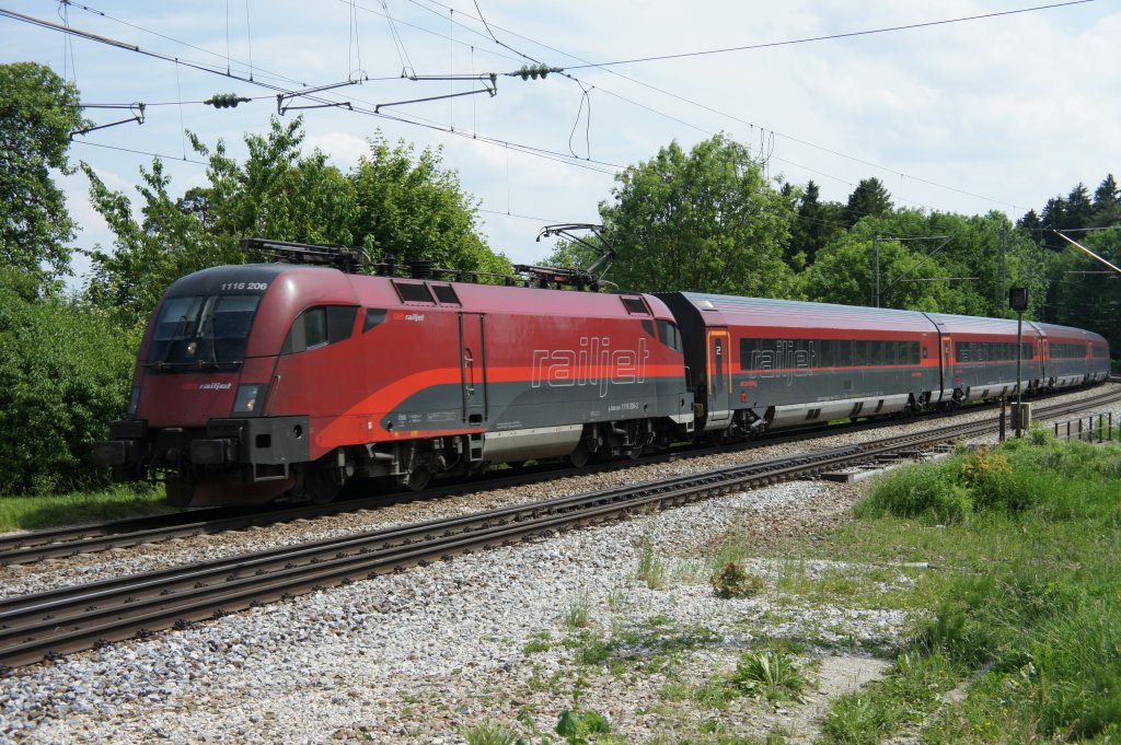 1116 206 mit einem Railjet am 31.05.11 im Bahnhof Aling.