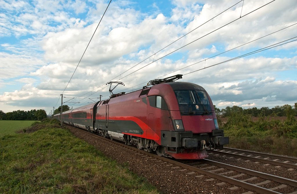 1116 206 mit railjet 65 (Mnchen - Budapest), am 30.09.2010 kurz vor Gramatneusiedl.