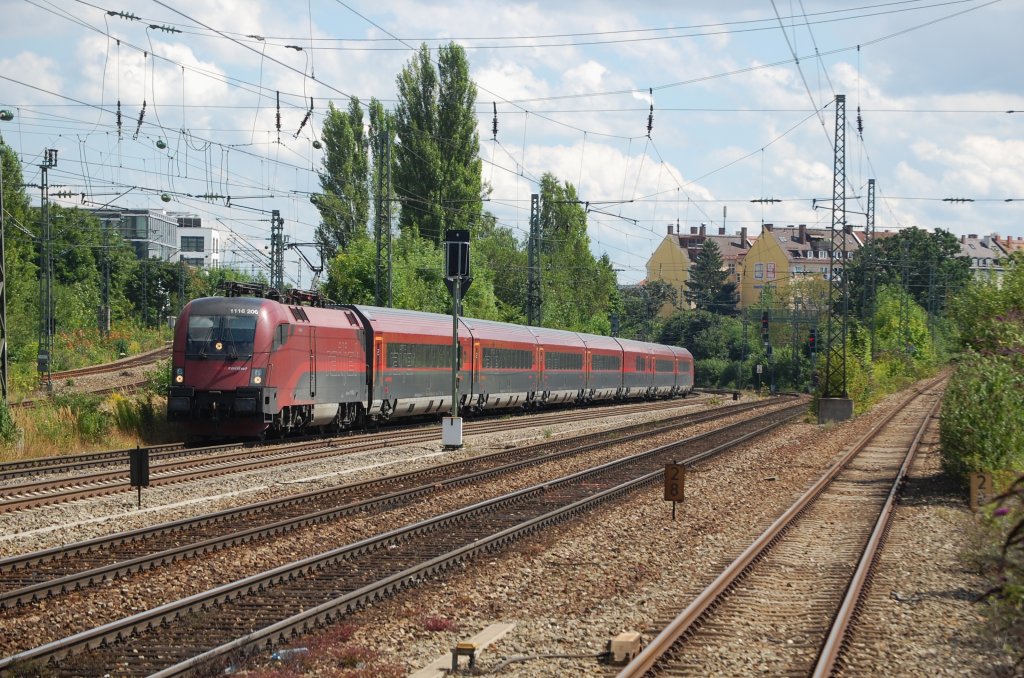 1116 206 mit RJ 60 aus Budapest Keleti plyaudvar, wird in Krze seinen Endbahnhof Mnchen Hbf erreichen. Mnchen Heimeranplatz, 09.08.2010