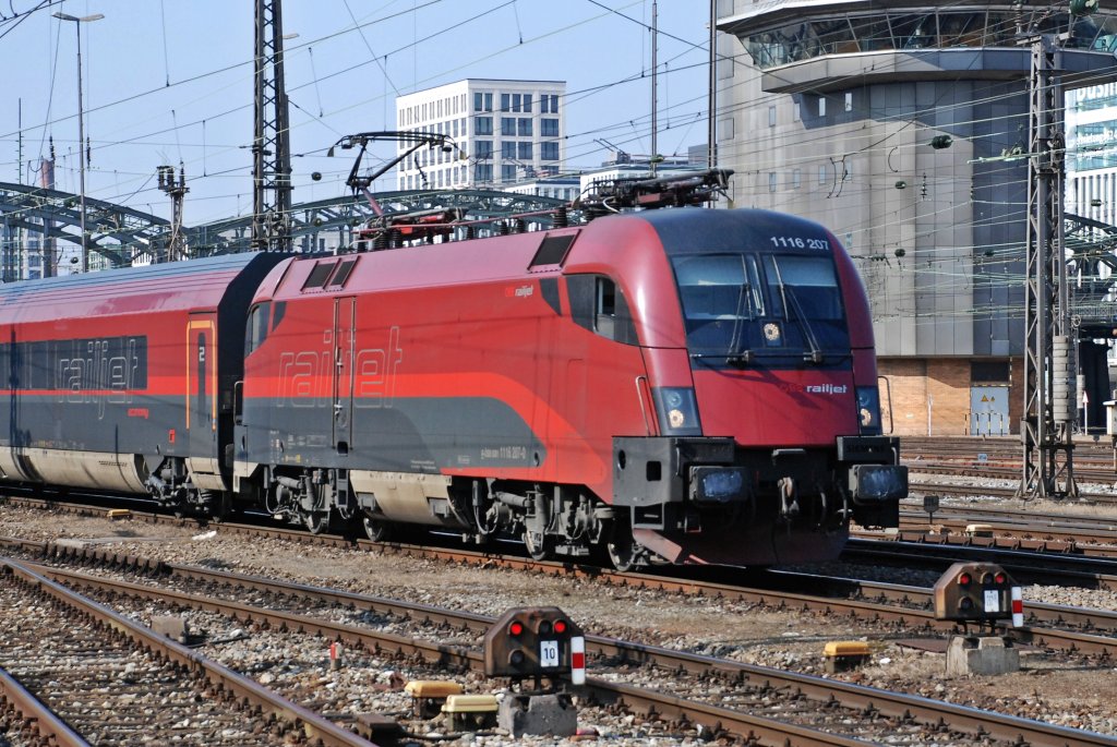 1116 207 bei der Einfahrt in den Mnchner Hauptbahnhof am am Nachmittag des 8.03.2011. 