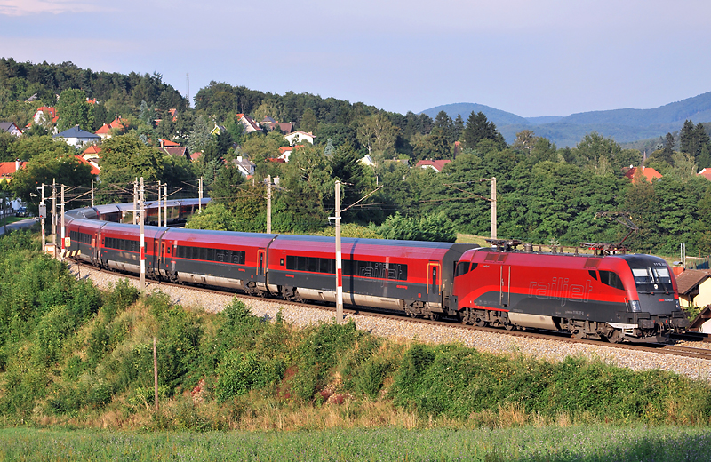 1116 207 samt doppelter Railjet Garnitur am 11.8.2010 kurz vor Drrwien.