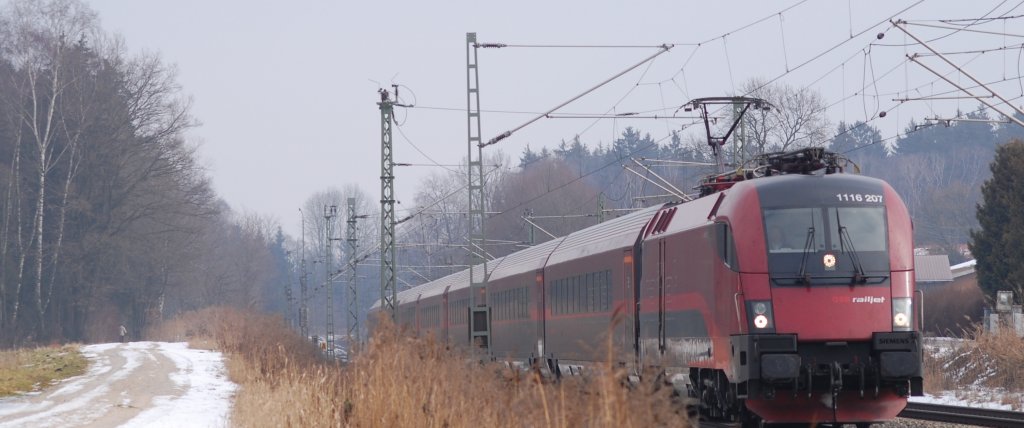 1116 207 zieht den Railjet 60 aus Budapest kommend durch Grokarolinenfeld zum Endbahnhof Mnchen. 8.2.2010