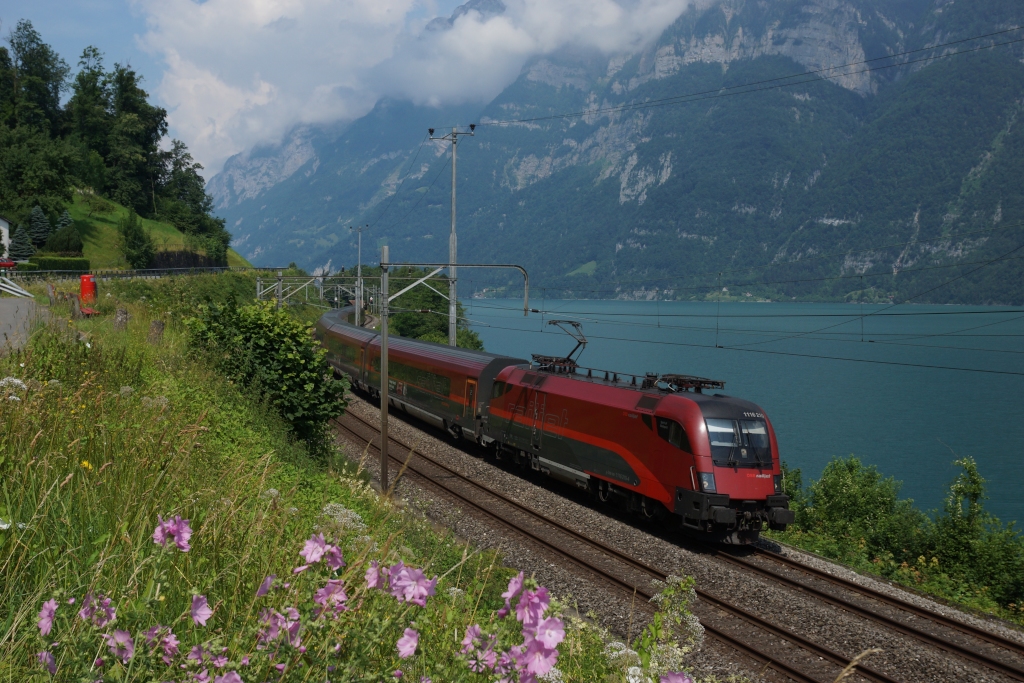 1116 210-4 nhert sich am 10.07.2013 mit dem RJ 165 Mols.