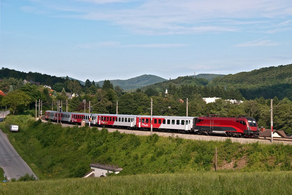 1116 210, war am 04.06.2010 unter anderem auch am R 2032 nach St. Plten unterwegs. Hier kurz vor Drrwien.