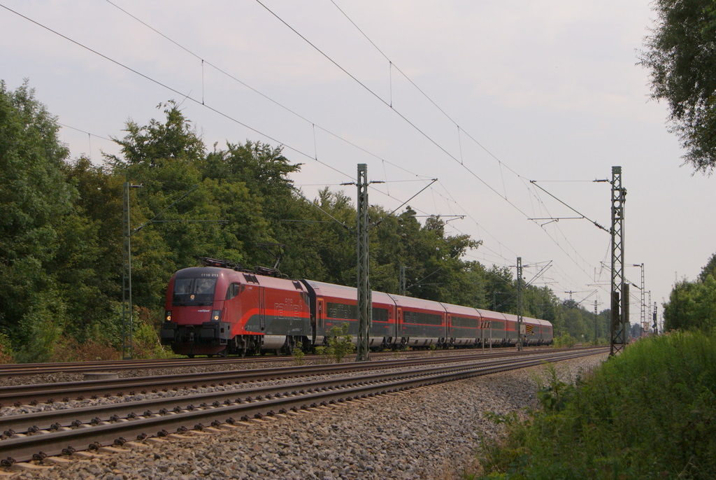 1116 211 mit einem Railjet zwischen Haar und Vaterstetten am 03.08.2011