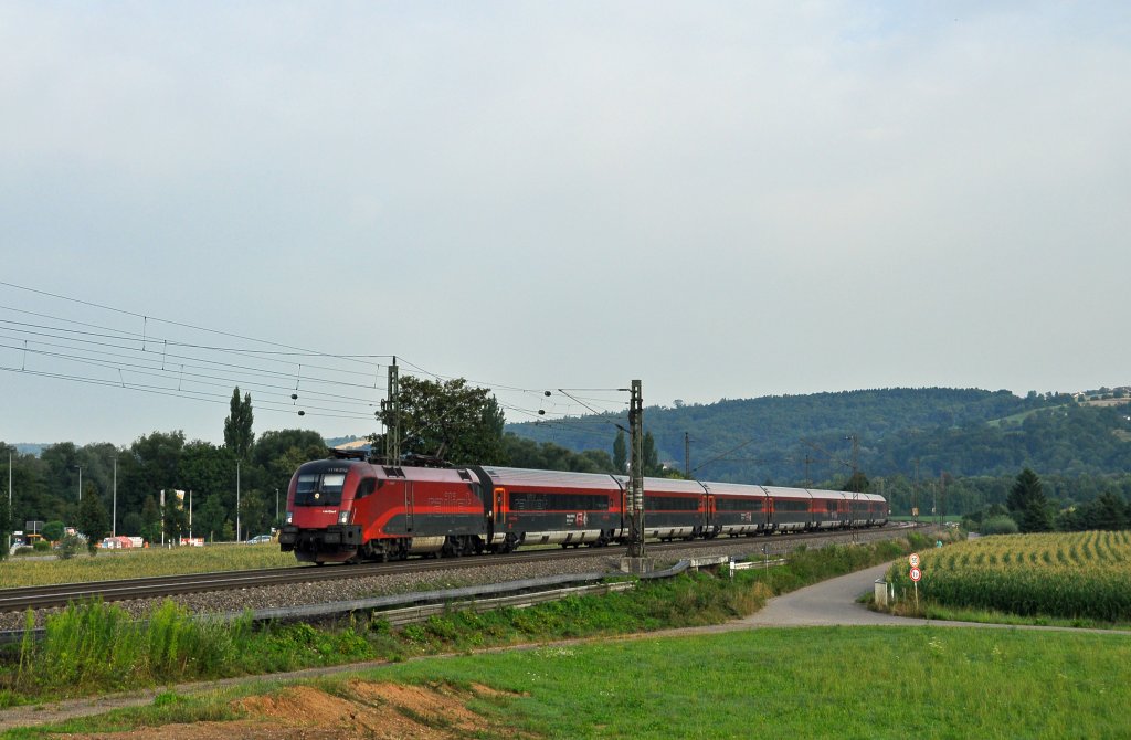 1116 212 mit dem Railjet RJ 63 von Frankfurt nach Budapest Keleti unterwegs auf der KBS 750.Dieses Bild entstand bei bescheidenem Licht in Uhingen(Fils)am 3.8.2013.Leider wollte an diesen Samstag Morgen die Sonne nicht so wie ich wollte,so musste ich mich dann mit diesen Verhltnissen zufrieden geben:-))
