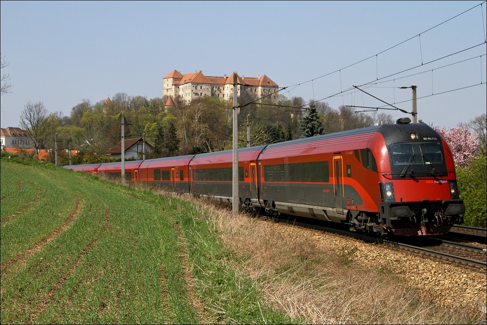 1116 213 mit Steuerwagen 8090 713 fhrt als railjet 63 von Mnchen nach Budapest Keleti.
Hofstatt 17.04.2010