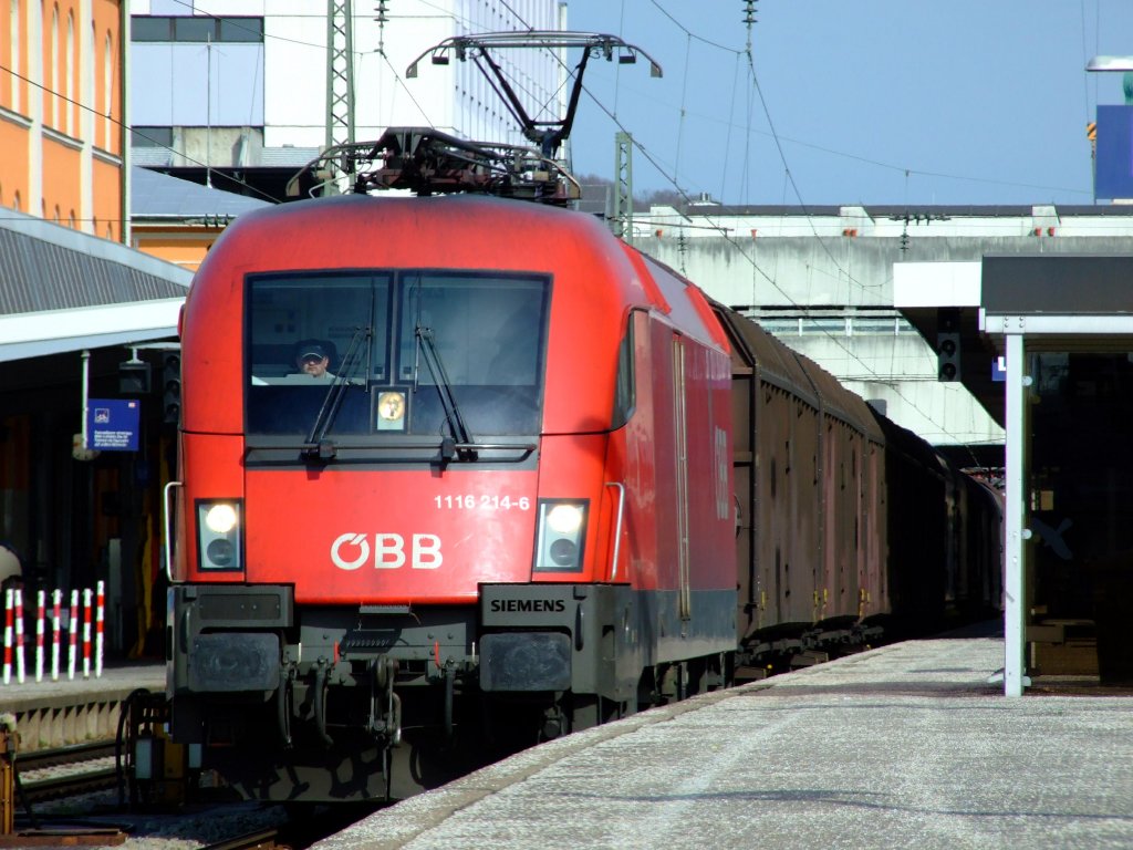 1116 214 am 08.04.2008 bei der Durchfahrt durch Passau Hbf.