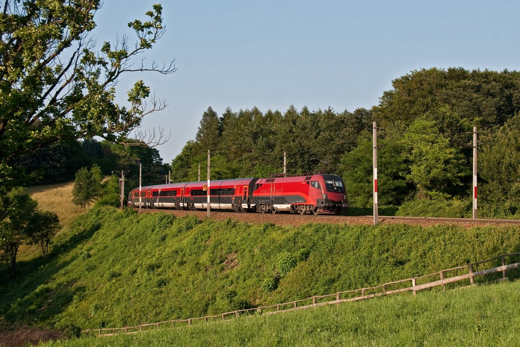 1116 214 an der Spitze des railjet 68 und 762 nach Mnchen bzw. Innsbruck kurz vor Eichgraben-Altlengbach, am 20.07.2010.