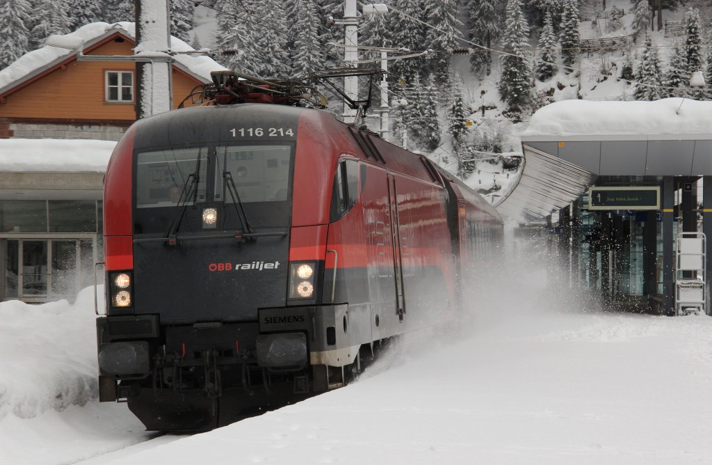 1116 214 fhrt am 04.01.12 mit einem Railjet aus Wien nach Bregenz durch den Bahnhof Langen am Arlberg.