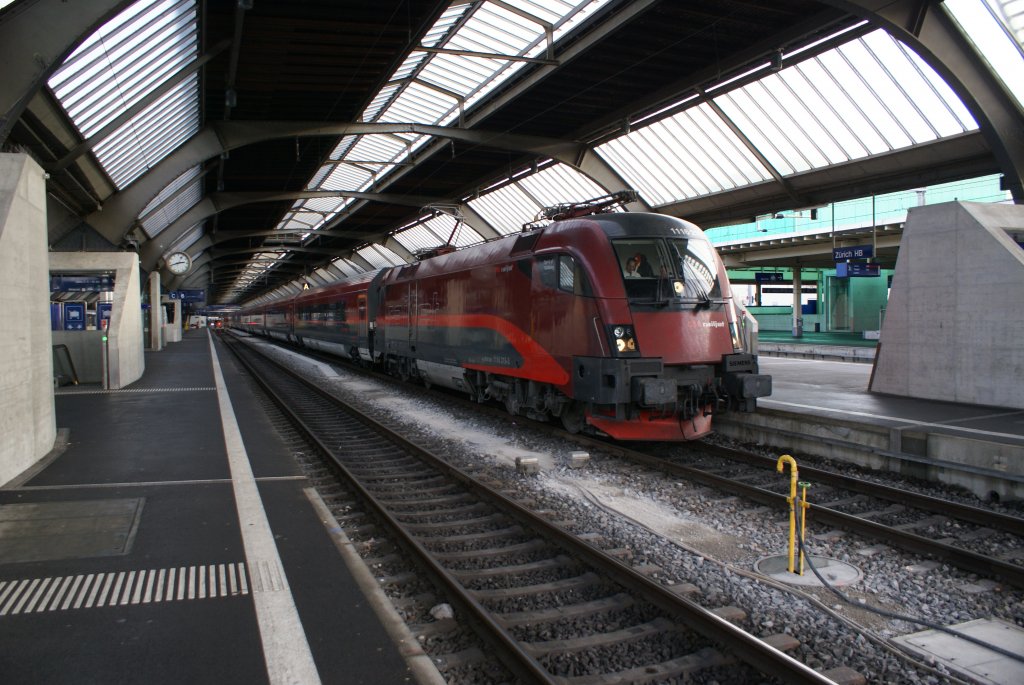 1116 215-3 verlsst am 22.12.09 mit ihrem unverwechselbaren Sound Zrich Hauptbahnhof. 