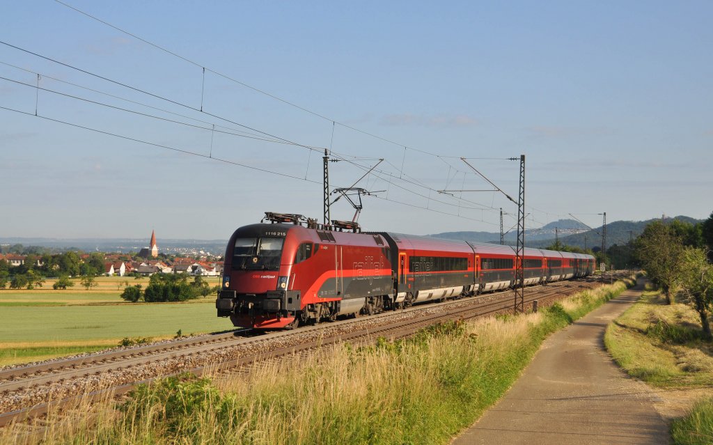 1116 215 ist mit Railjet 1263 auf der Filsbahn unterwegs nach Budapest-Keleti pu.Aufgenommen bei Kuchen an der Fils am 23.6.2012