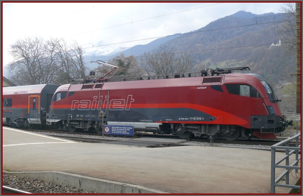1116 216-1 Railjet vor der Kirche Mastrils in Landquart. (26.11.2009)