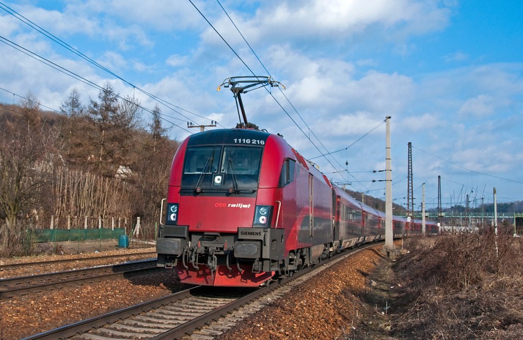 1116 216 am railjet 65 (Mnchen - Wien - Budapest). Unter Purkersdorf, am 14.03.2010.