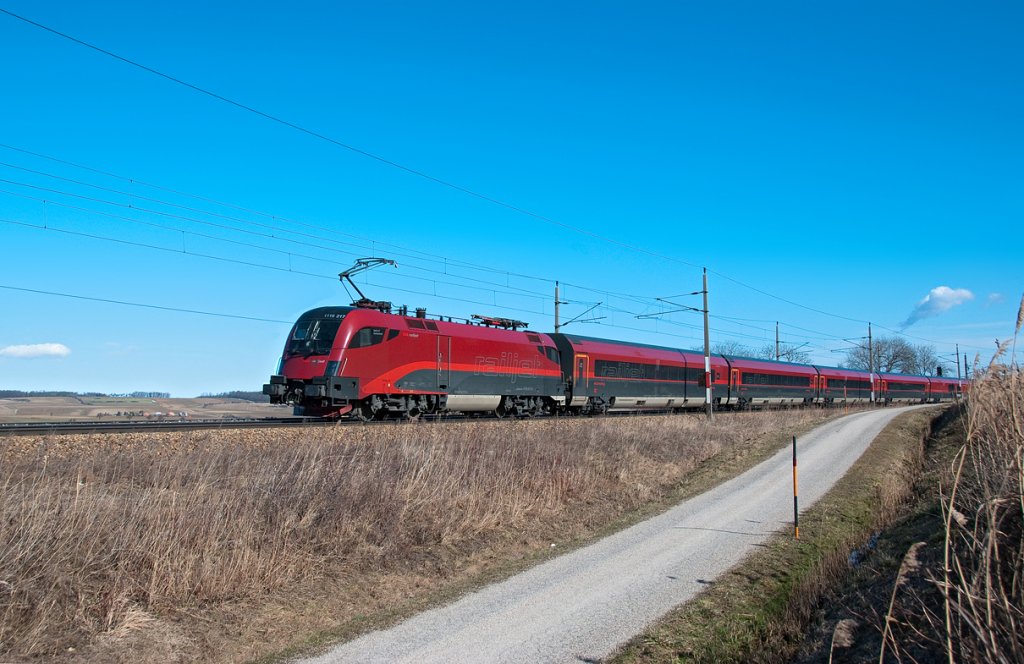 1116 217  Spirit of Switzerland  schiebt den Railjet 61 (M�nchen - Budapest keleti pu.) Richtung Wien Westbahnhof. Neulengbach, am 27.02.2010.