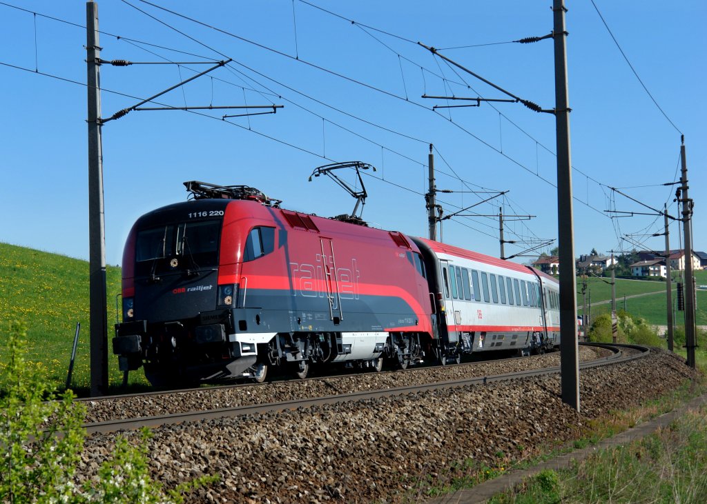 1116 220 mit einem OIC am 25.04.2009 unterwegs bei Seekirchen am Wallersee.