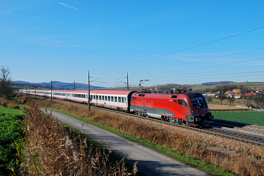 1116 220 mit OEC 765  SUPERFUND  von Innsbruck nach Wien Westbahnhof. Das Foto entstand am 19.11.2009 kurz vor Neulengbach.