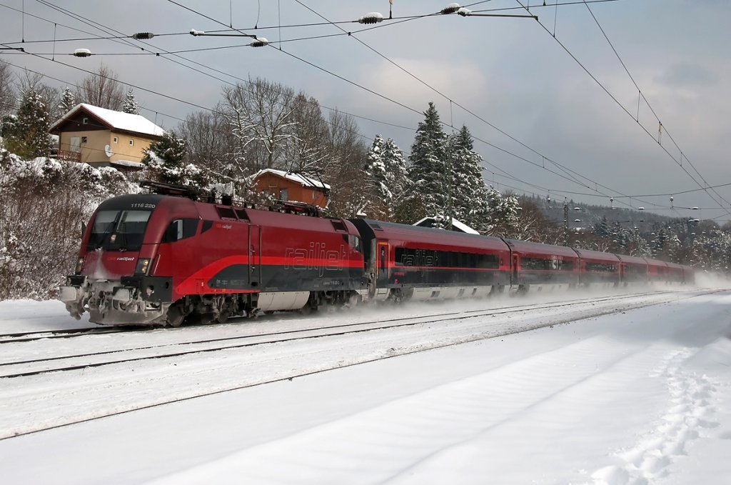 1116 220 ist mit railjet 62 von Budapest nach Salzburg unterwegs. Die Aufnahme entstand am 04.12.2010 in Tullnerbach-Pressbaum.