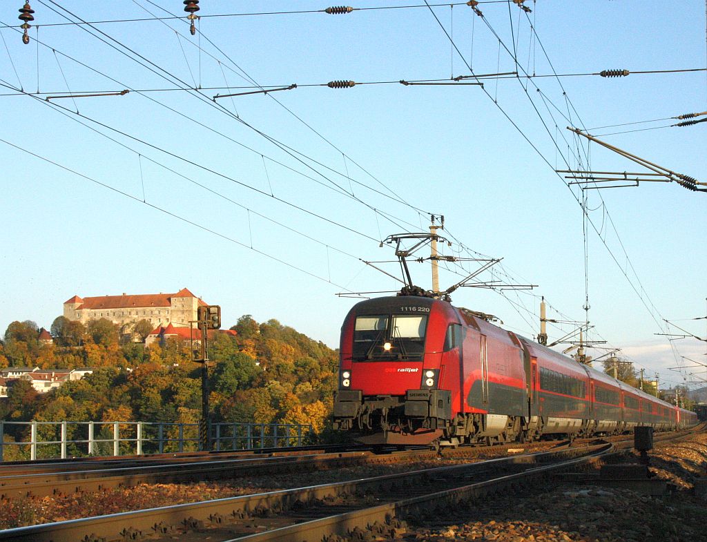 1116 220 mit RJ 66 von Budapest-Keleti pu. nach Mnchen in Neulengbach. 21.10.10